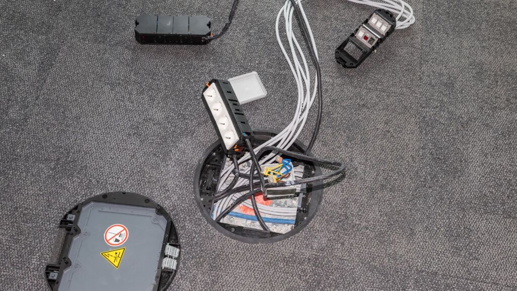 suelo técnico mantenimiento electrico